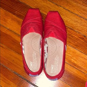Red colored Toms